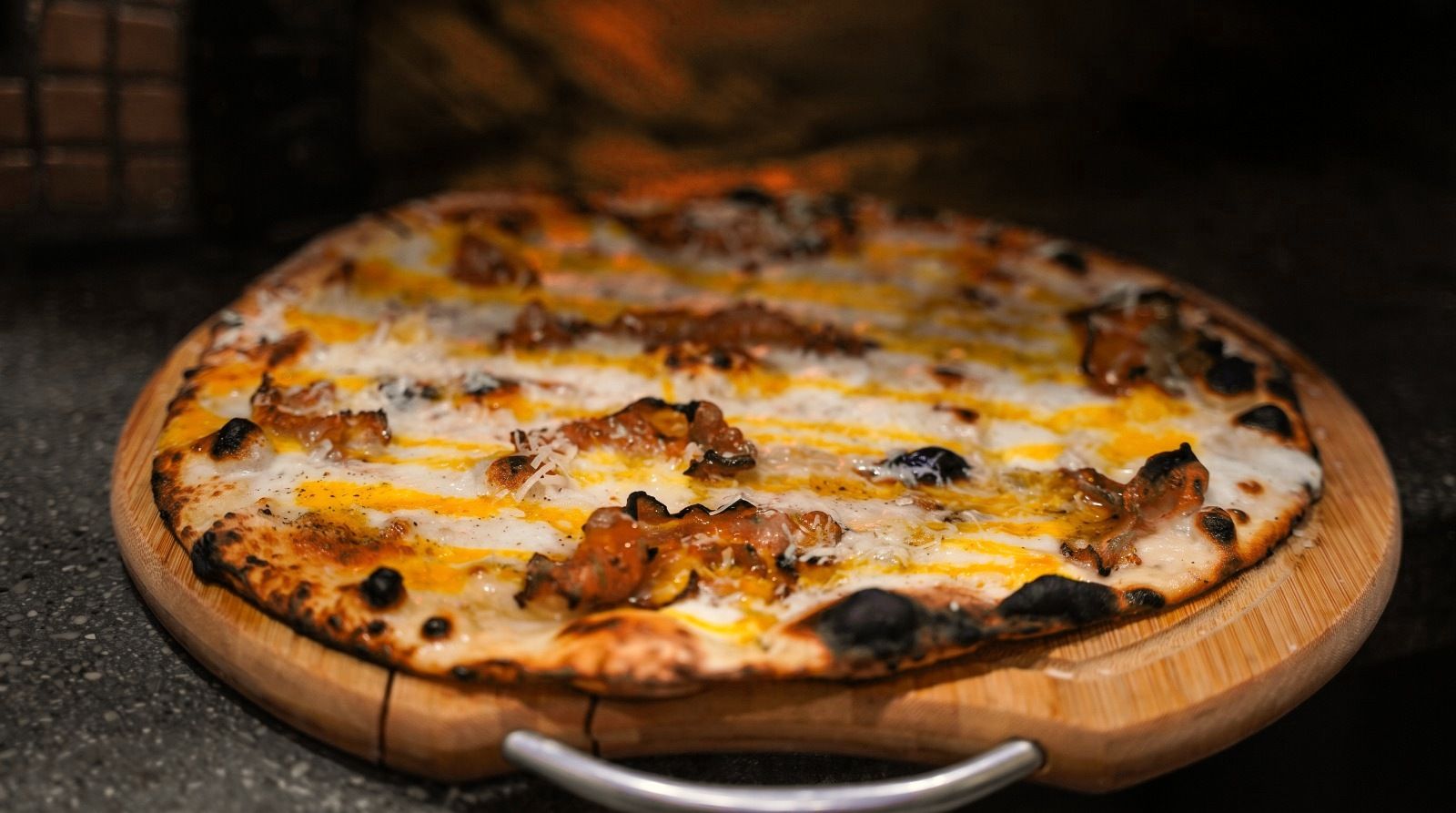 Pizza appena uscita dal forno su tagliere