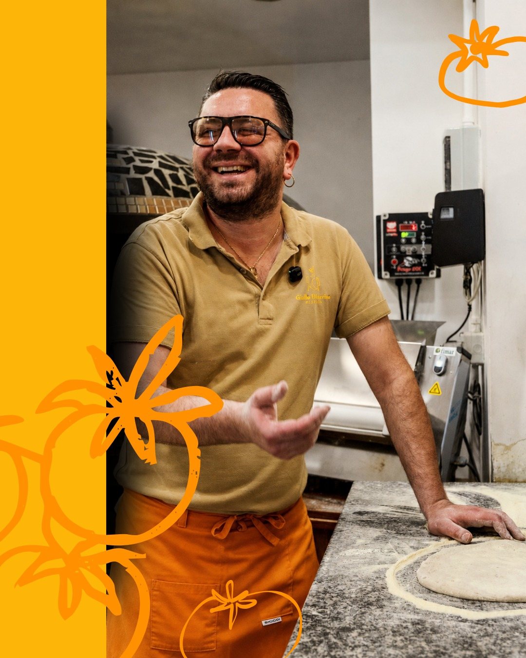 Dario, il nostro pizzaiolo, sorridente al banco accanto al forno