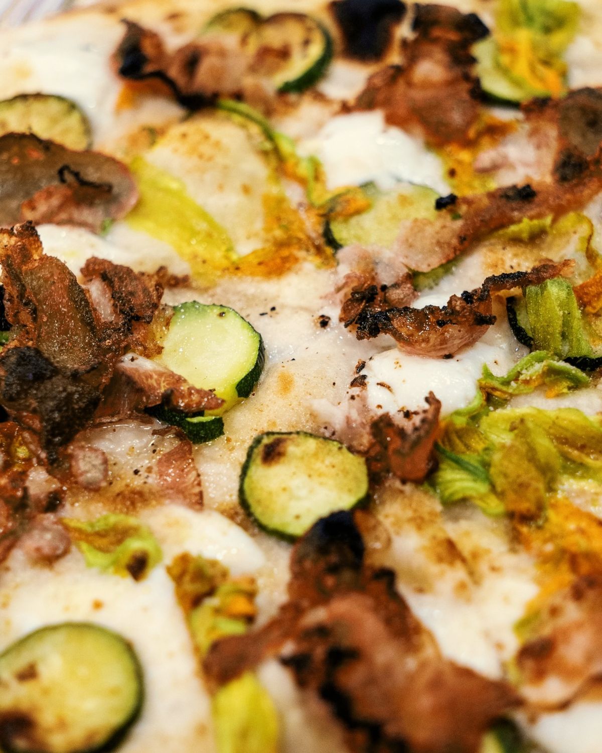 Pizza con zucchine, fiori di zucca e pancetta croccante